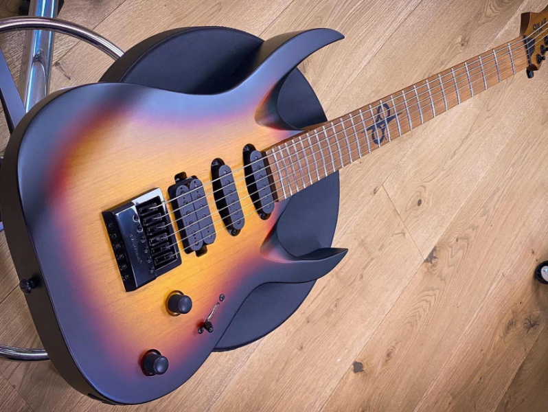 Solar Guitars AB1.6TBS, La Primera Guitarra De La Marca Con ...